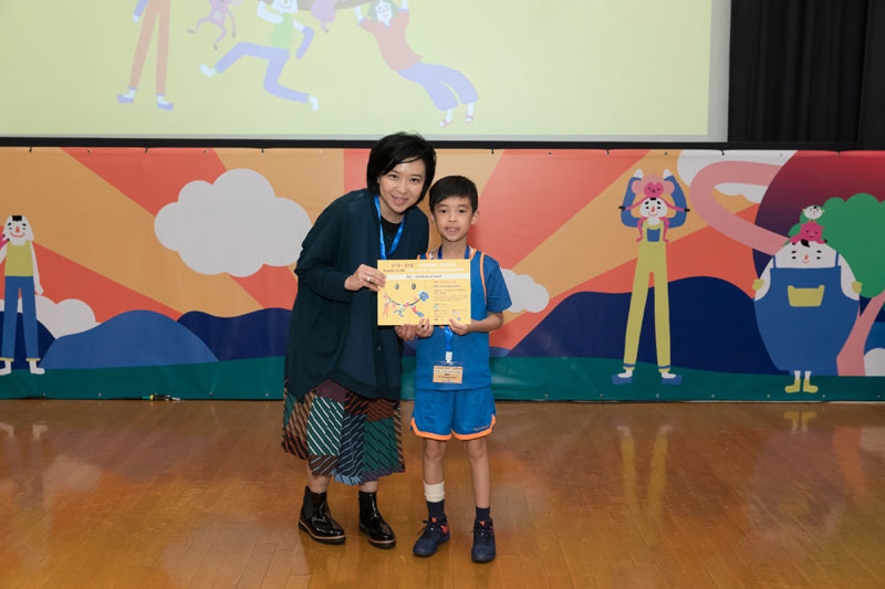 護苗基金總幹事譚紫茵女士頒發獎狀予初小組入圍者劉晉亨小朋友。